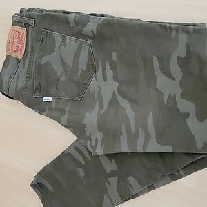 Levi's 711 Skinny Jeans camo green